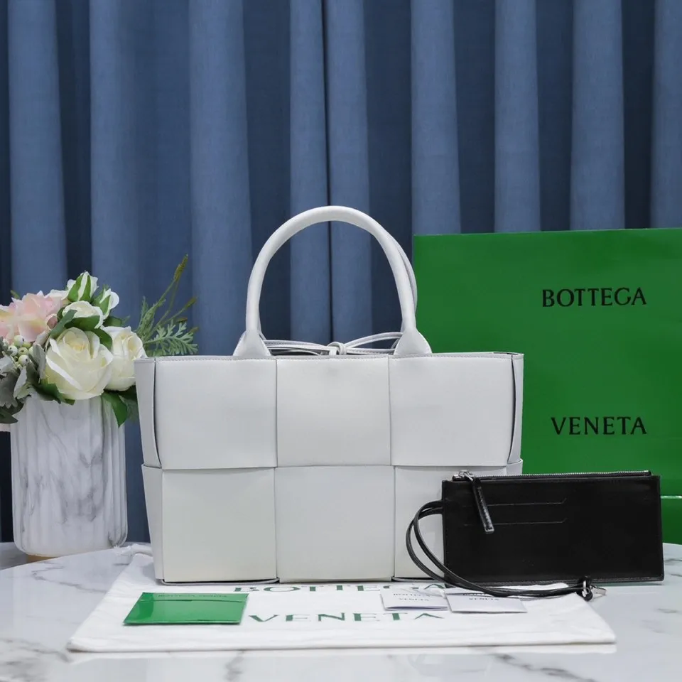 Batch 1760 medium arco, BottegaVeneta# official website latest sheepskin with inner sheepskin SLIP tote handbag, and the logo has been changed to the side panel😍The oversized woven design really makes it a huge gap from ordinary tote bags🔗🔗Different color combinations inside and outside ⛓Daniel Lee leads the brand's DNA to continue to evolve with fresh inspiration🧬🧬showing a balanced style of luxury and reality👉: 30*20*12 Model: 9893#